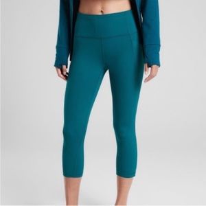 Athleta SALUTATION STASH CAPRI